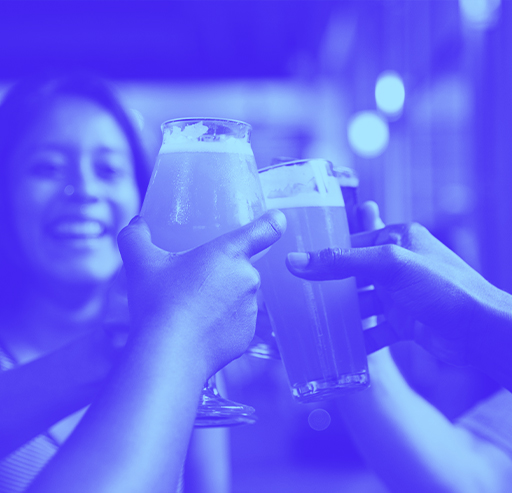 Bier Anstoß mit Menschen